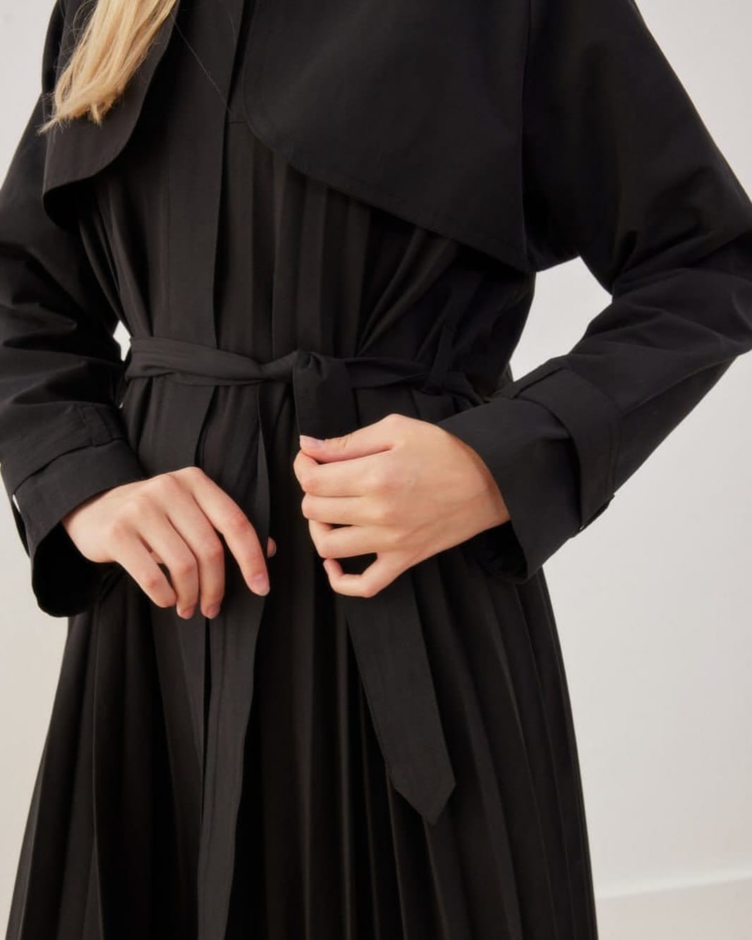 Siyah trençkot detay